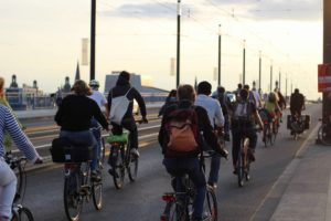 Von der Seite aus fotografiert die Critical Mass auf der Kennedy Brücke.