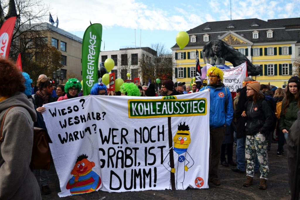 Klimademo auf dem Münsterplatz mit Banner - wer noch gräbt ist dumm