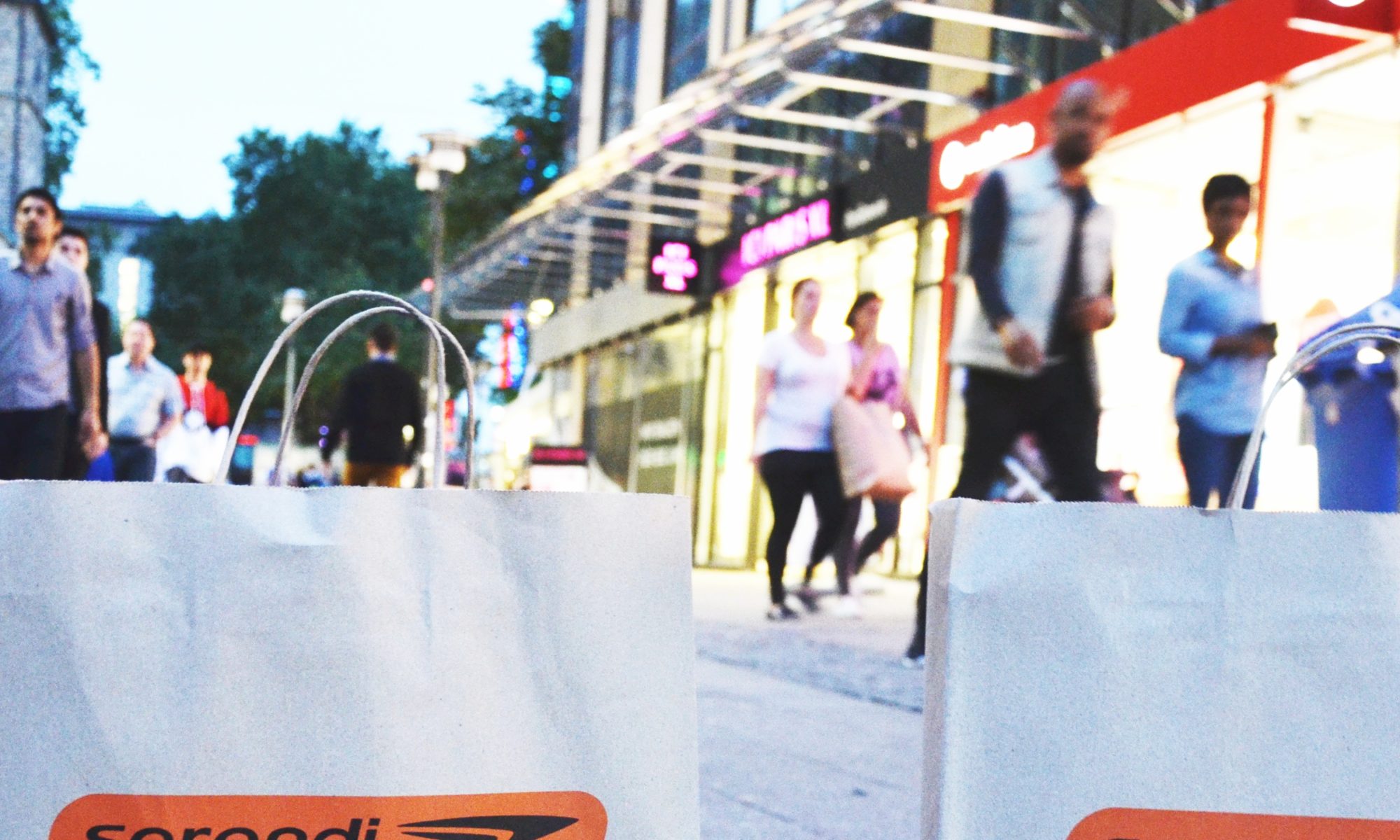 Einkaufstüten aus Papier in einer Fußgängerzone