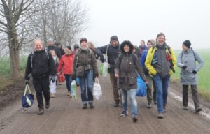 Die Gruppe bepackt mit Spenden auf dem Weg in den Hambacher Forst