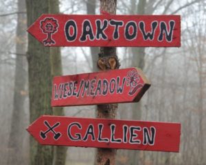 Wegweiser zu den Baumhaussiedlungen Oaktown und Gallien und dem Wiesencamp The Meadow
