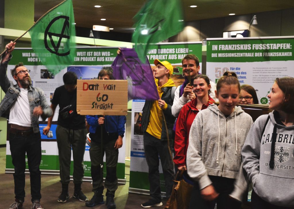 Extinction Rebellion mit Grünen Flaggen im Bonner Rathaus