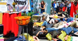 Menschen liegen auf der Straße beim Die In "Besser leben ohne Primark"