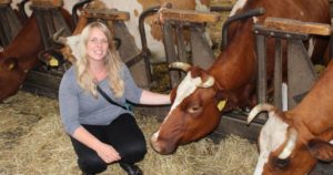 Dorle Gothe Regionalwert AG im Milchviehstall mit Kühen