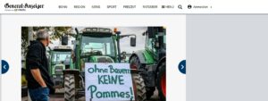 Foto von Traktor mit Demoschild "Ohne Bauern keine Pommes"