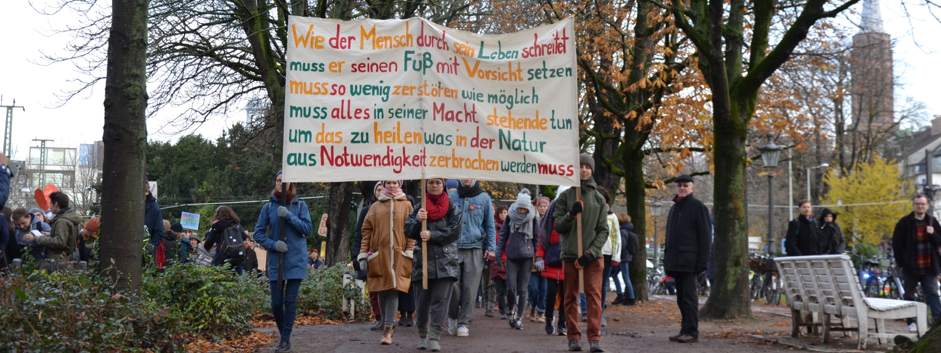 Menschen mit Transparent auf der Klimademo 29.11.