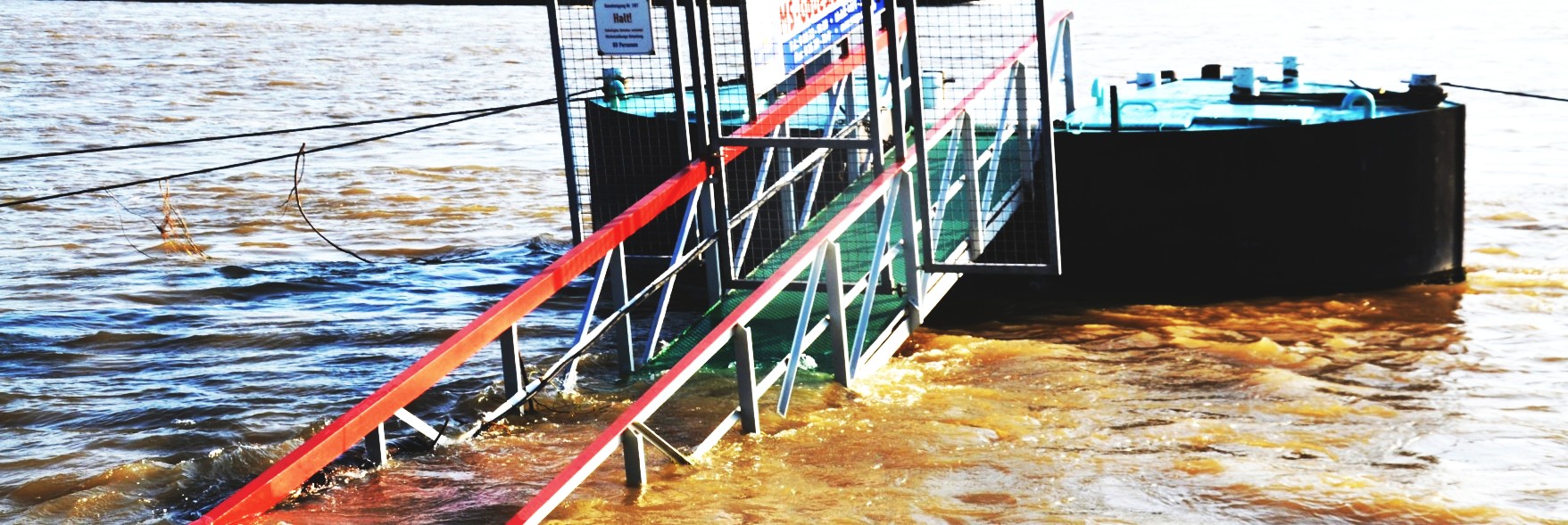 Überflutete Anlegestelle am Rhein- Zugang unter Wasser