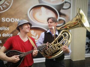 Das Duo Trööt & Flitsch spielt zum Geburtstag des Repair Cafés im Haus Müllestumpe