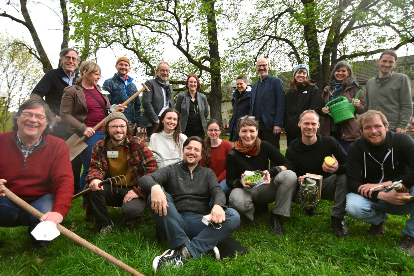 Gruppenbild des Bonn4Future Teams mit Freunden im Park