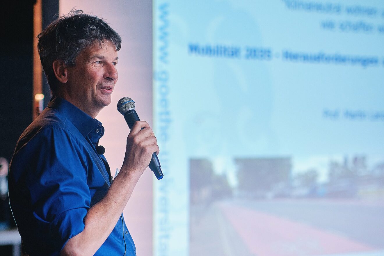 Prof. Martin Lanzendorf auf der Bühne bei seinem Vortrag zu klimanfreundlicher Mobilität