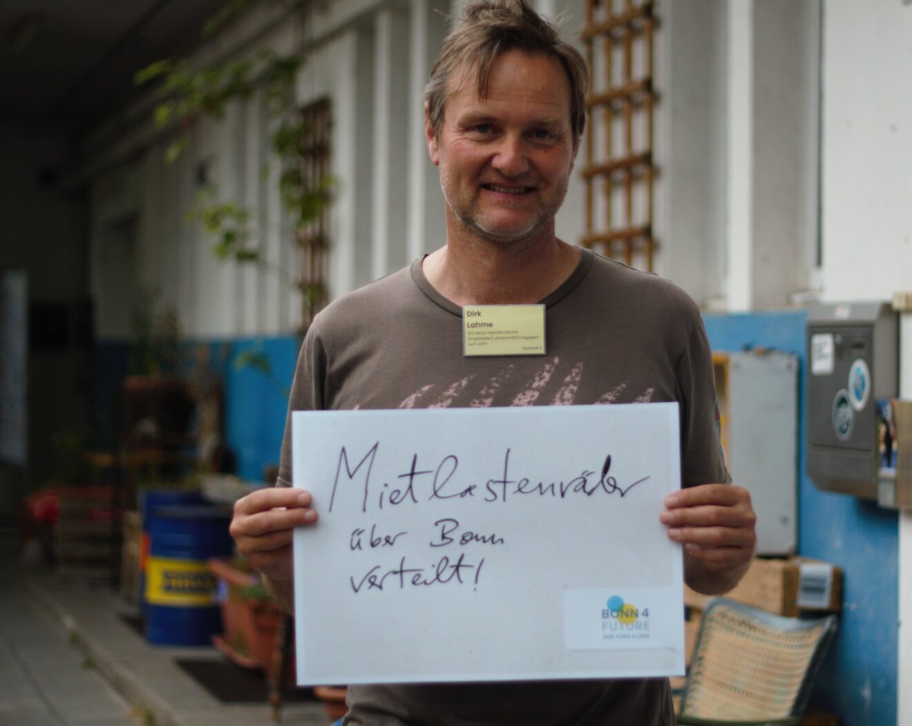 Teilnehmender mit Plakat: Mietlastenräder über Bonn verteilt