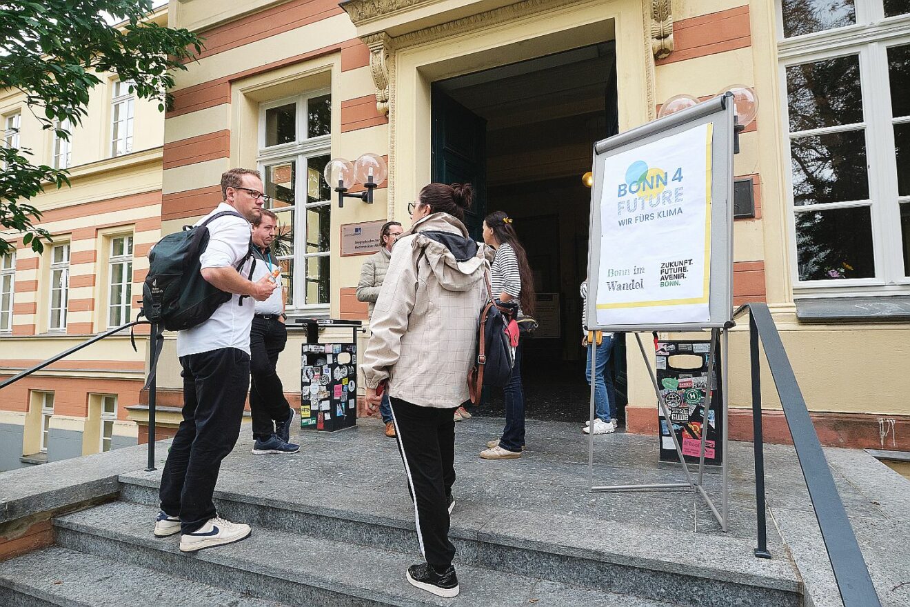 Menschen am Eingang des Geografischen Instituts in Bonn