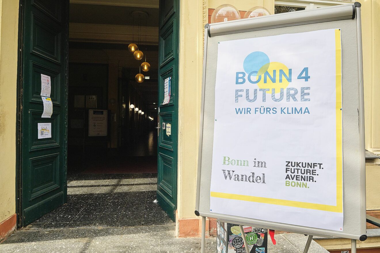 Bonn4Future Plakat vor offener Institutstür