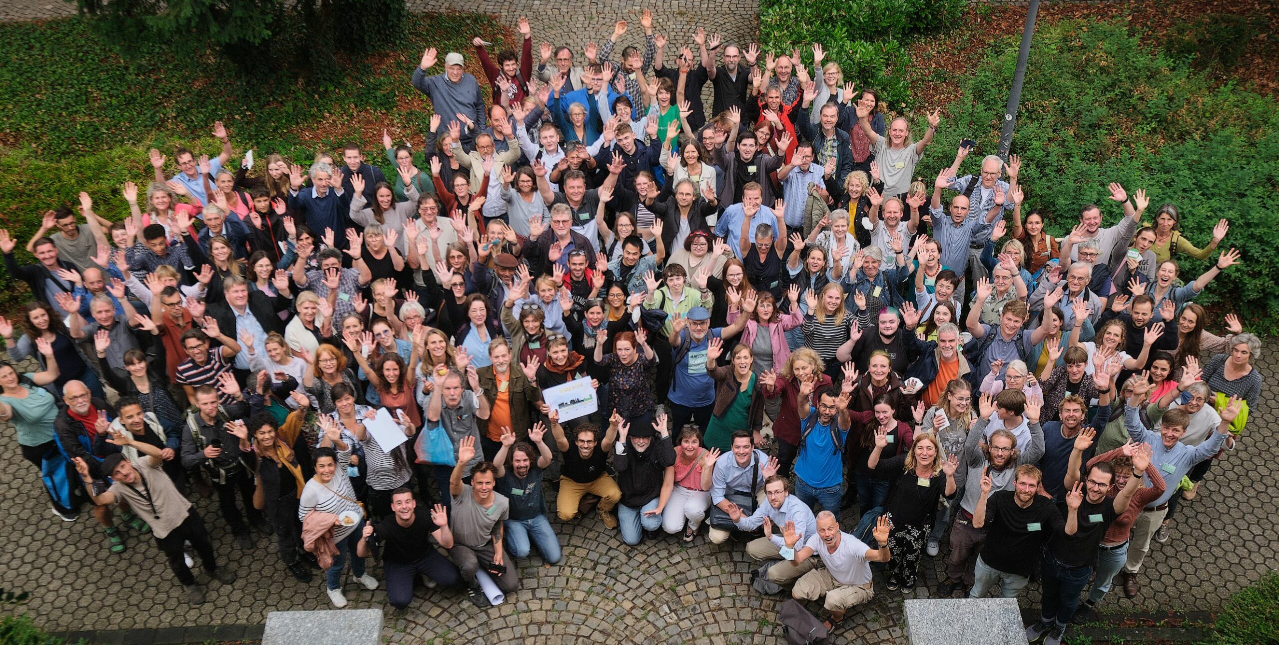 Teilnehmende des 4. Bonn4Future Klimaforum- Luftbild vor dem Geographischen Institut der Uni Bonn