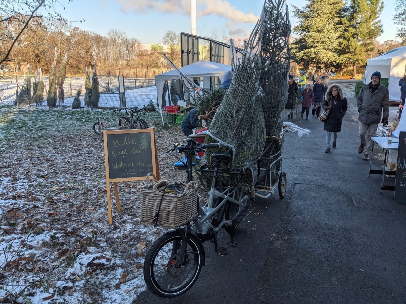 Winterliche Landscahft, Lastenrad mit 2 Weihnachtsbäumen