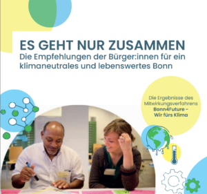 Titelbild des Klima-Aktionsplan der Bürger:innen kompakt mit 2 Personen an einem Tisch die sich über eine Moderationskarte beugen und darübe sprechen