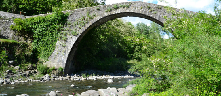 steinerne Brücke über einen kleinen Fluss