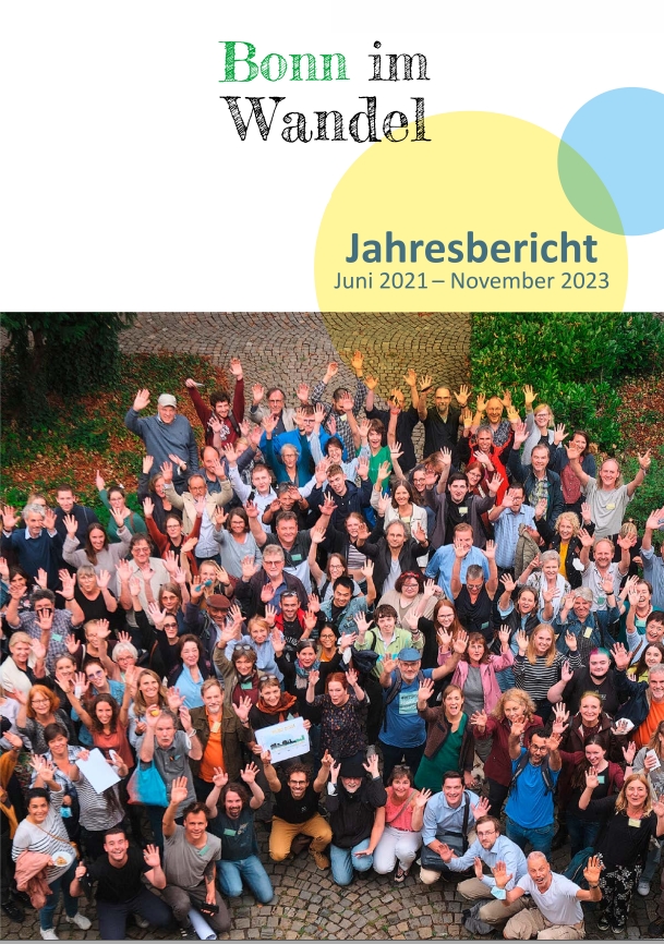 Titelbild des Jahresbericht 21-23 von Bonn im Wandel mit vielen Menschen aus dem 4. Klimaforum die in die Kamera jubeln