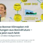 Screenshot eines Artikels "Der Bonner Klimaplan lus" Junge Bürgerin mit Mikrophon bei der Ergebnispräsentation von Empfehlungen aus Bonn4Future sie steht vor den sieben Handlungsfeldern für die klimaneutrale Stadt und lächelt strahlend ins Publikum. Foto: Nele-Lilly Schnüll