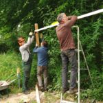 3 Personen bauen Pfeiler auf
