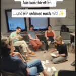 Ein offenes Bonn im Wandeltreffen, mit Menschen die im Kreis sitzen und Gesa Maschkowski schreibt Beiträge auf Karten