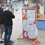 Passanten gucken sich die Ideen der Bürger:innen an für einen Mobilitätsrat in Bonn