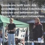 Gesa Maschkowski spricht in ein Mikrofon, links davon übersetzt ein junger Mann in Gebärdensprache Klimastreik