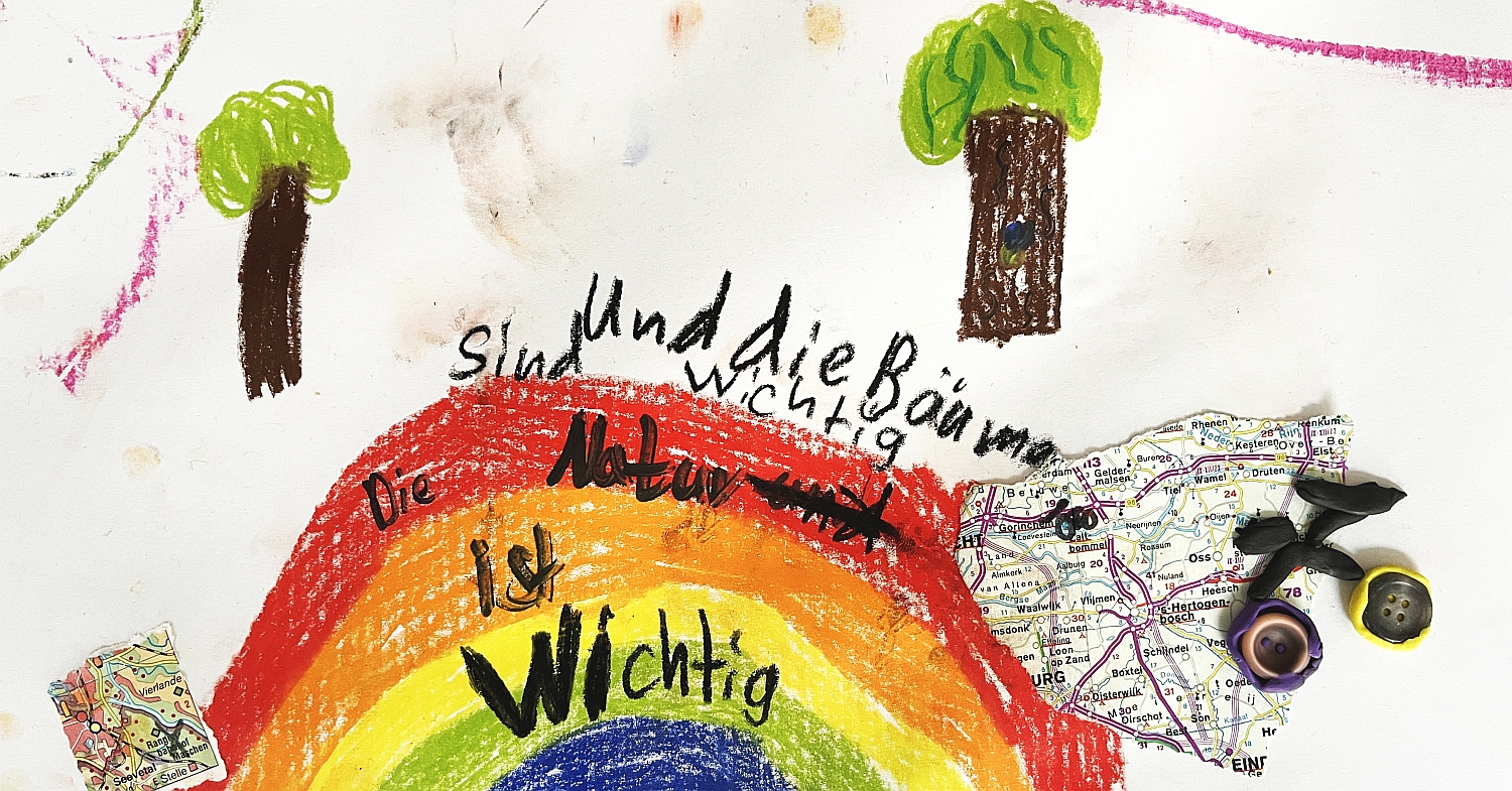 Bunters Kinderbild mit Regenbogen und Bäumen, darauf steht in Kinderschrift: Die Bäume sind wichtig