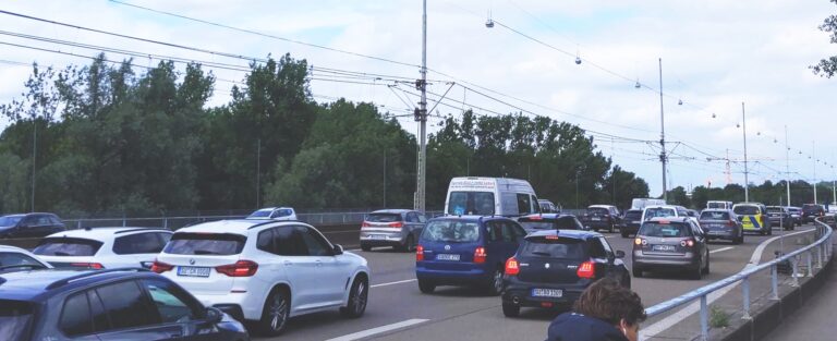 Auf der Bonner Südbrück stehen Autos dreispurig im Stau