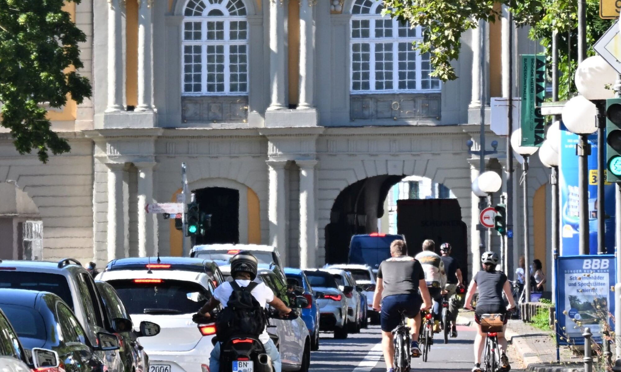Autoschlange und Radfahrerinnen vor dem Koblenzer Tor in Bonn