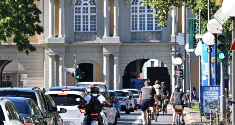 Autoschlange und Radfahrerinnen vor dem Koblenzer Tor in Bonn