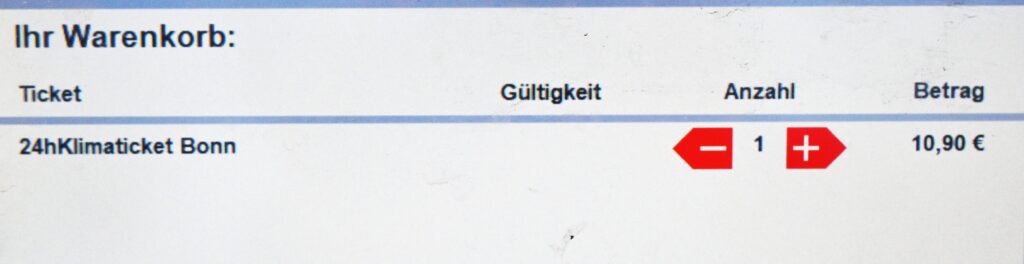 Anzeige des Klimaticket auf dem Screen eines Ticktautomaten der SWB für den Preis von 10,90