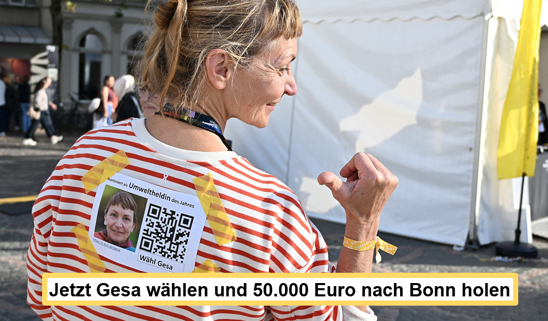 Gesa Maschkowski von hinten, macht den Daumen hoch, auf dem Pulli klebt ein Ausdruck "nominiert als Umweltheldin"